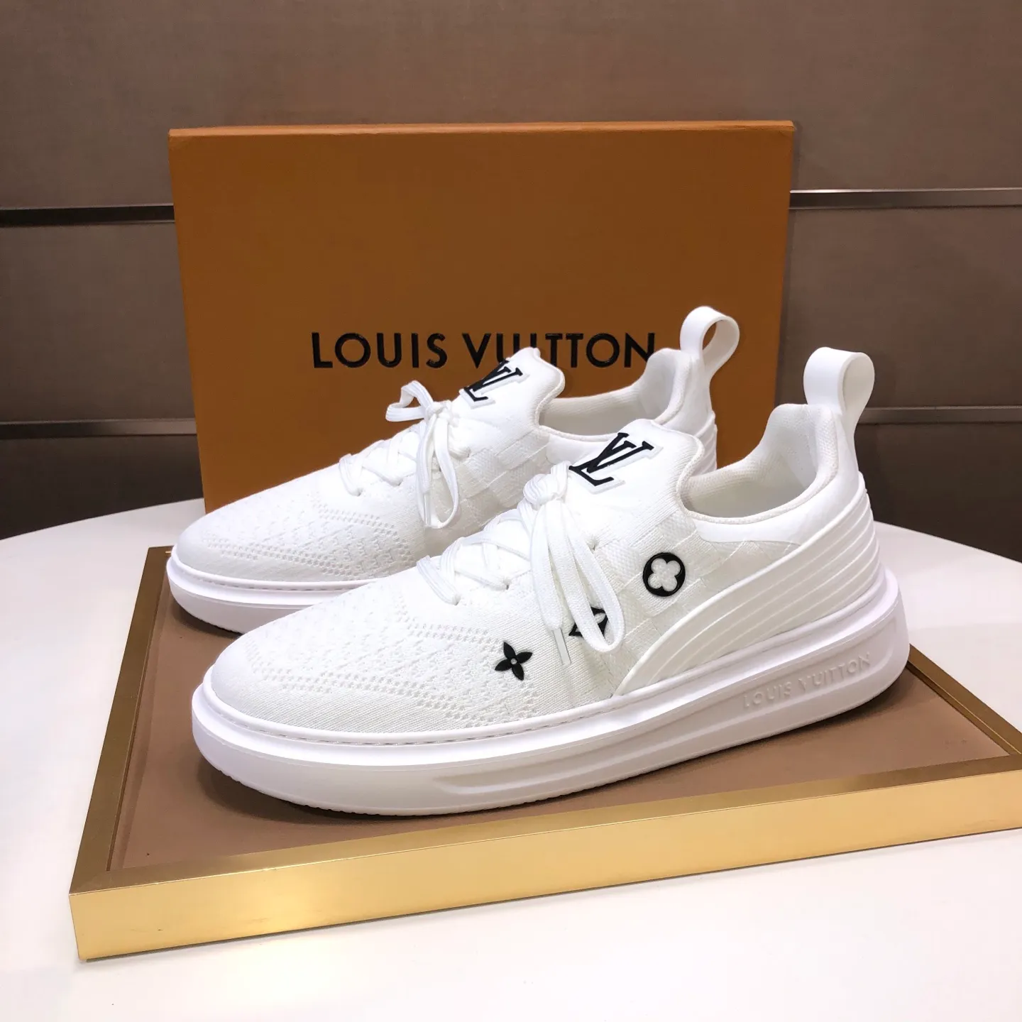 Men's men's shoes 💰640💰Original development, quality shipping, welcome to compare - LV sneaker series sports shoes introduce the loose silhouette of the ready-to-wear series into the spring and summer men's wear shows and make an eye-catching appearance. The cow leather upper is combined with rough fabric laces, and colorful beading highlights the brand's classic elements. LV letters mark the tongue and Monogram floral outsole. Mixed materials Made of top-grain cowhide, thick shoelace design, large Monogram print on the side, mesh lining and cotton feet, the comfort is as extreme as ever, premium heritage, quality first, worth owning! Size: Men’s 38-45 (45 is custom-made and cannot be returned or exchanged)